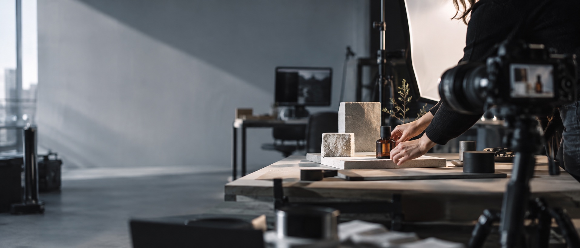 Ilustracyjna scena przygotowania produktu do fotografii w studiu